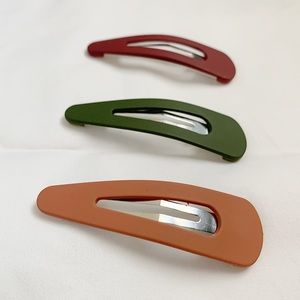 Matte never worn hair clips!!